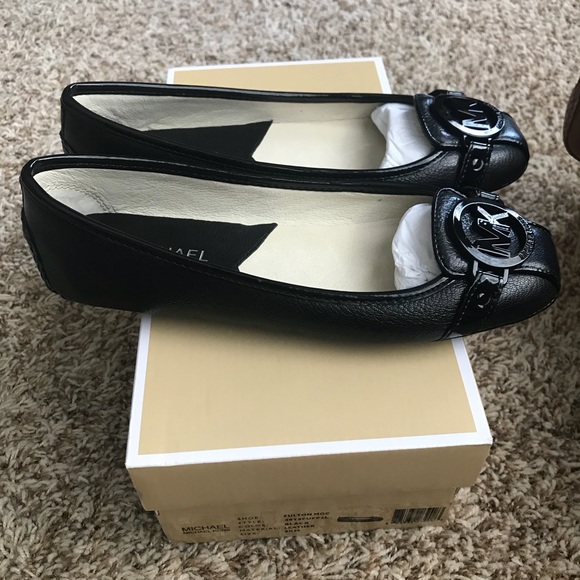 💯% Authentic MK flat Shoes - Picture 2 of 3